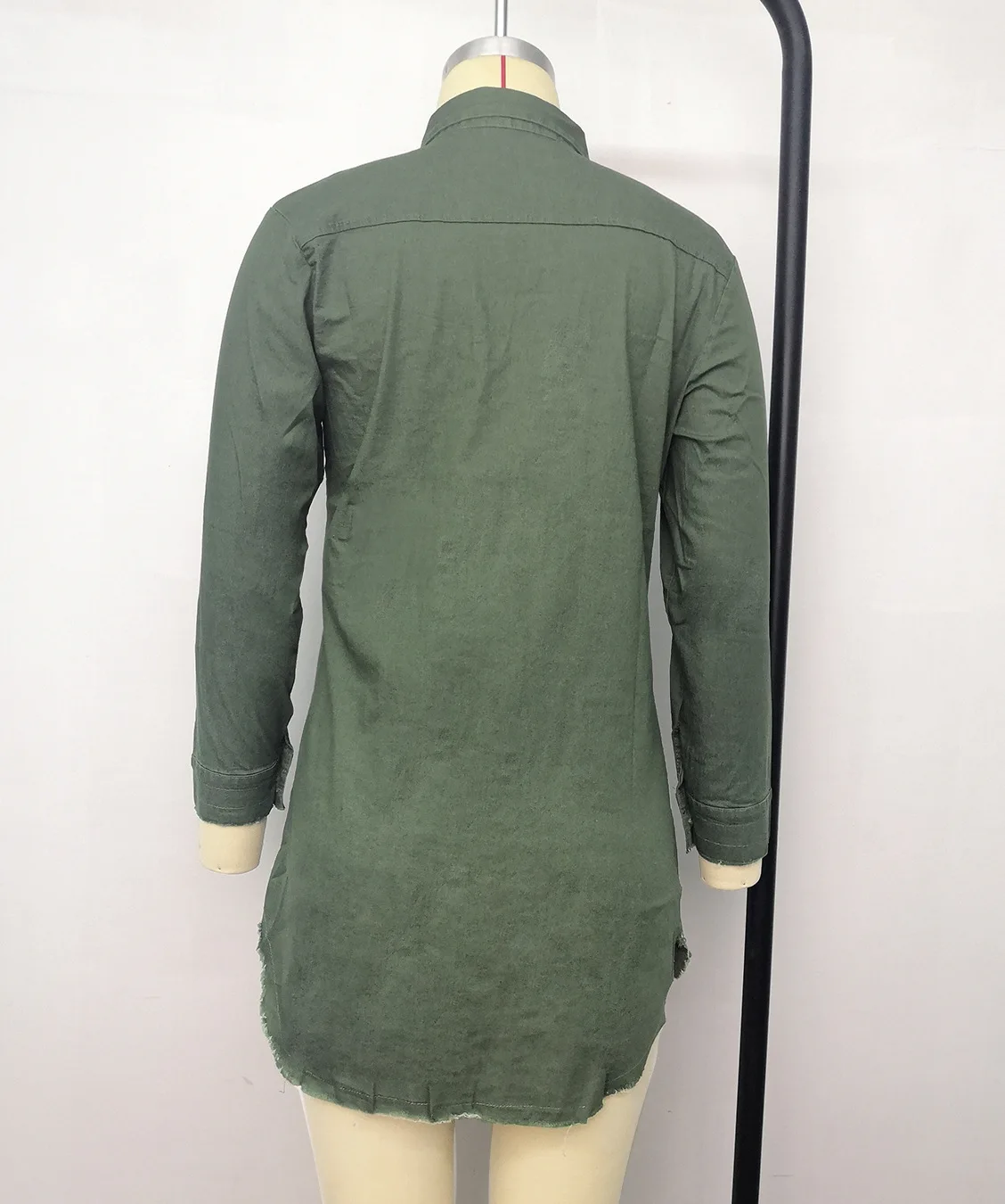 قميص دينيم نسائي عصري بتصميم شراشيب للعمل، من تشكيلة ربيع/صيف 2026 الجديدة، متوفر في المخزون