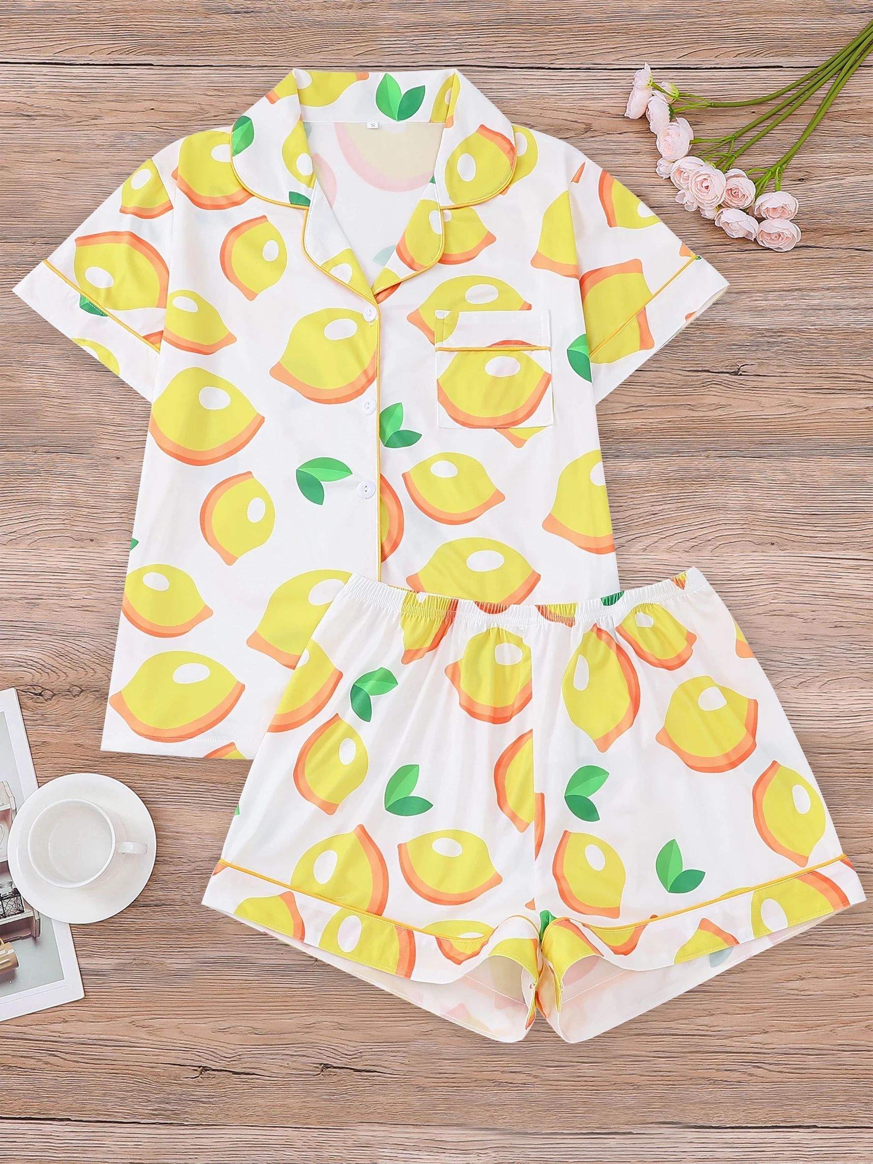 

Комплект из 2 предметов с лимонным принтом, мягкий топ на пуговицах с короткими рукавами и свободные эластичные шорты, удобный женский наряд.