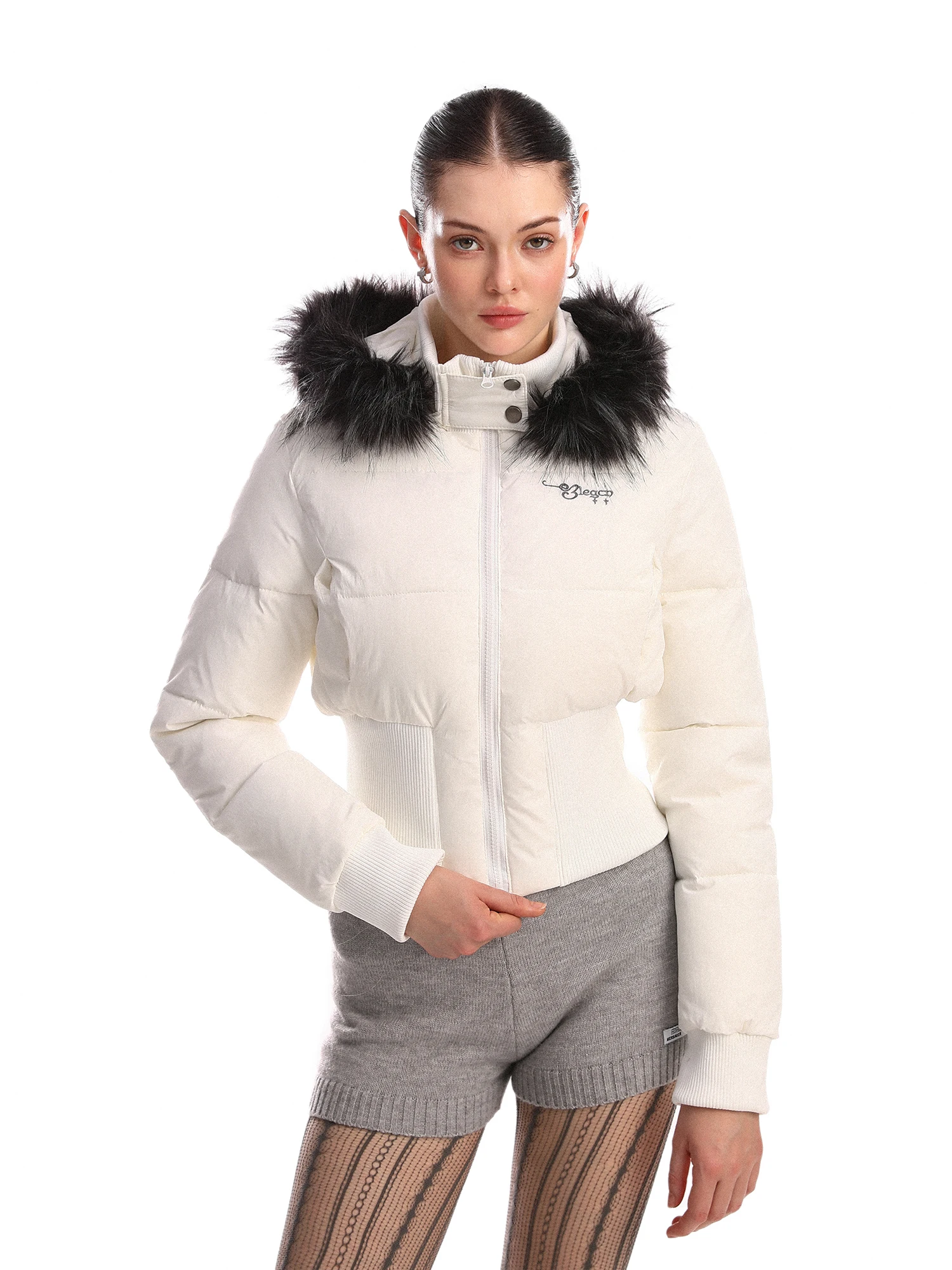 

Женская зимняя утепленная хлопковая куртка с отстегивающимся меховым воротником и капюшоном, приталенный крой, уличный стиль