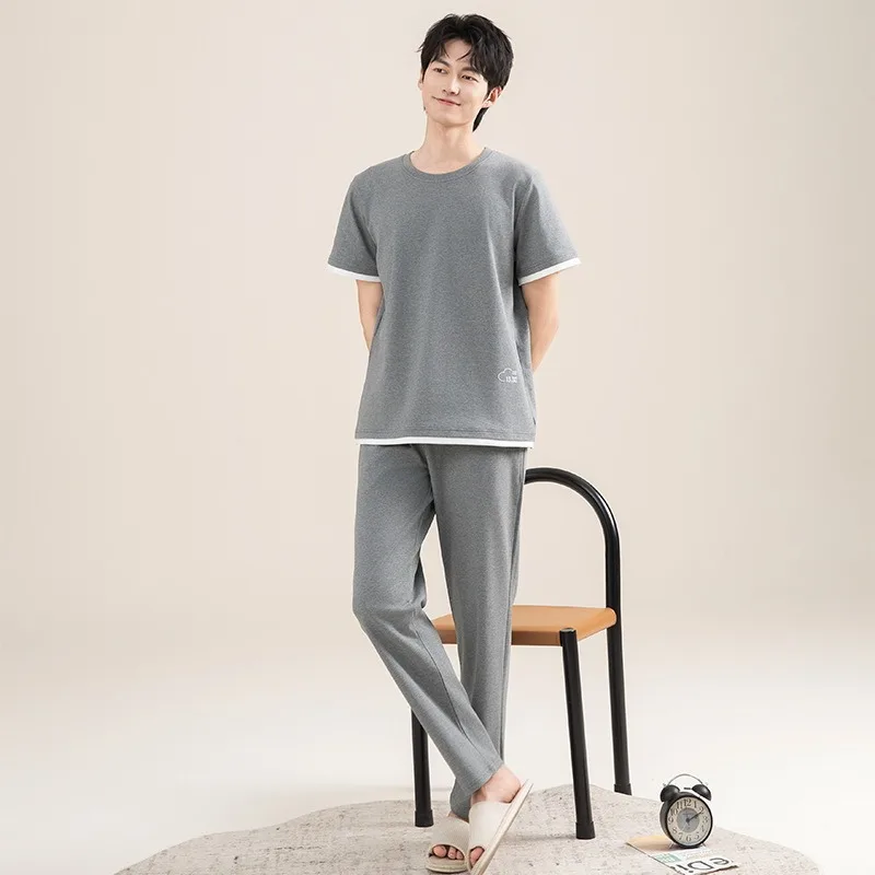 

Мужской повседневный пижамный комплект с короткими рукавами и брюками, который можно носить как простой однотонный домашний костюм.