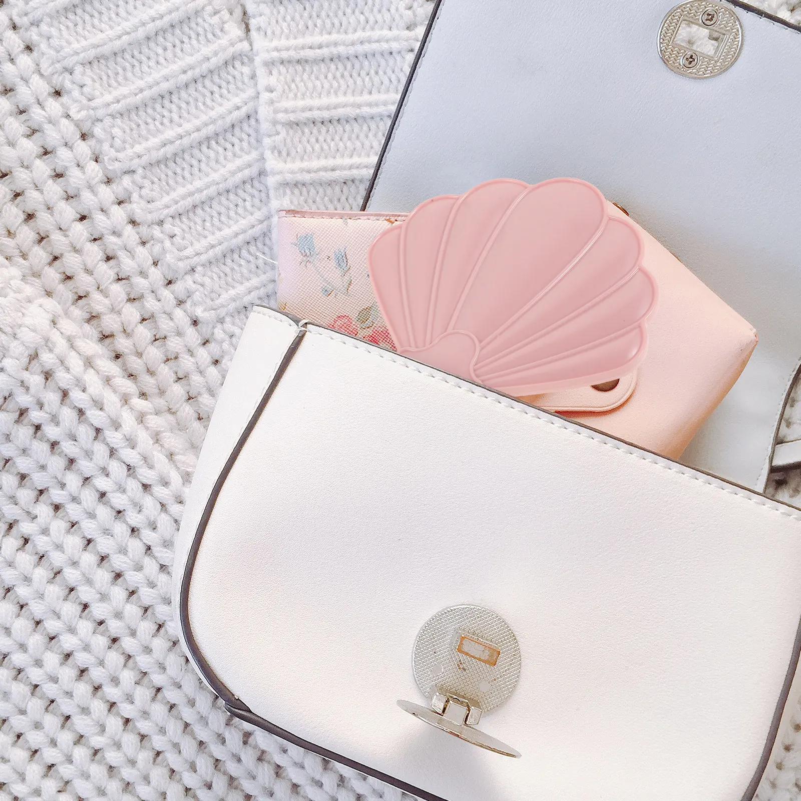 Small Pink Shell Shaped Handheld Mirror Reflection Compact Makeup Mirror for Travel Purse Or Makeup Bag Girls Women