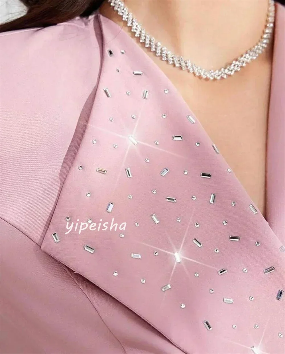 Op maat gemaakte jersey strass ruches feest A-lijn V-hals op maat gemaakte gelegenheidsjurk midi-jurken