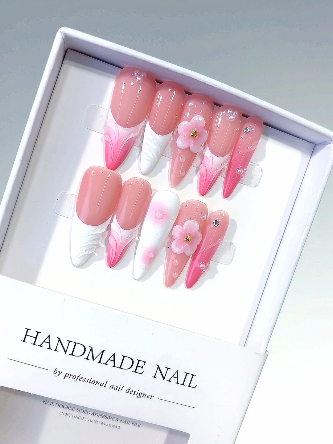 เล็บปลอมลายดอกไม้สีชมพูไล่เฉดประดับเพชรทรงอัลมอนด์ (D565)