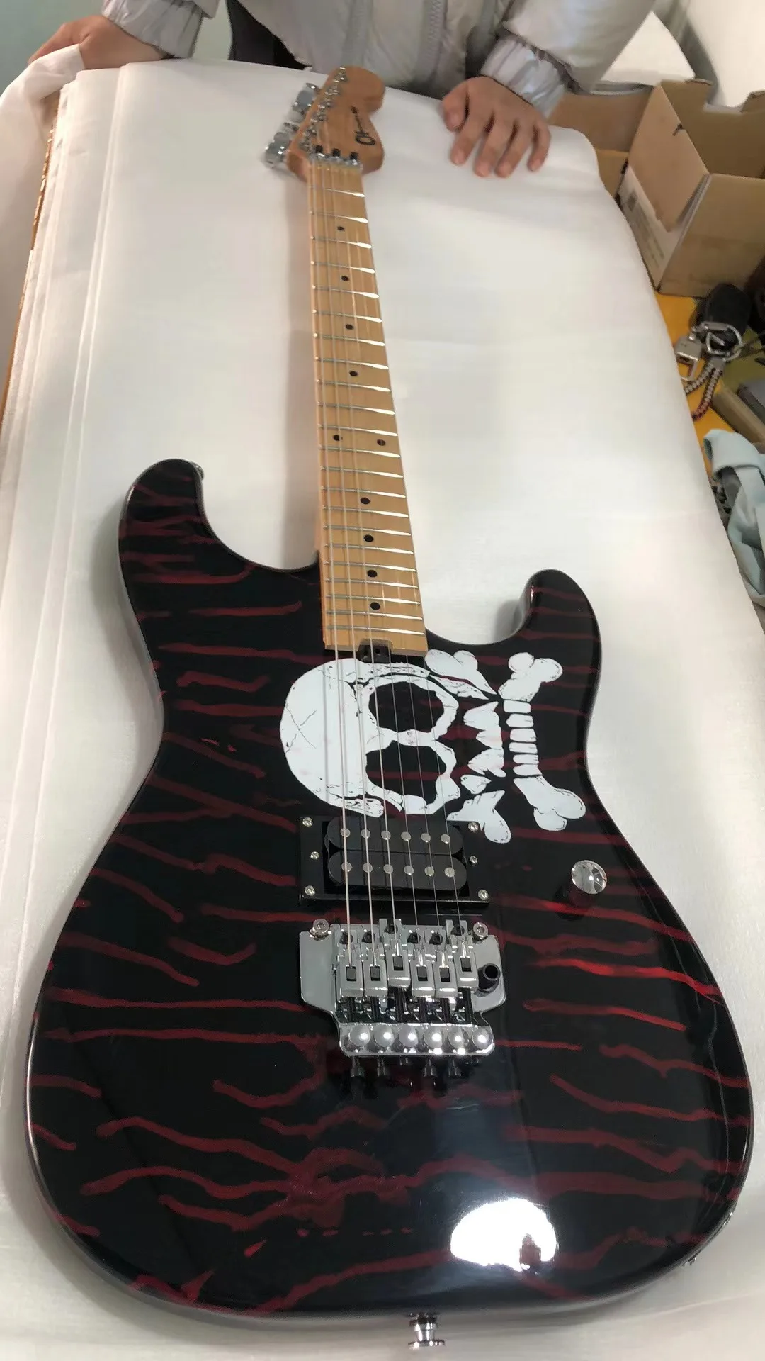 

Skeleton Top Blood ST 6 Strings Electric Guitar Basswood Body Chrome Hardware Bridge Tremolo Gloosy Finish Free Delivery