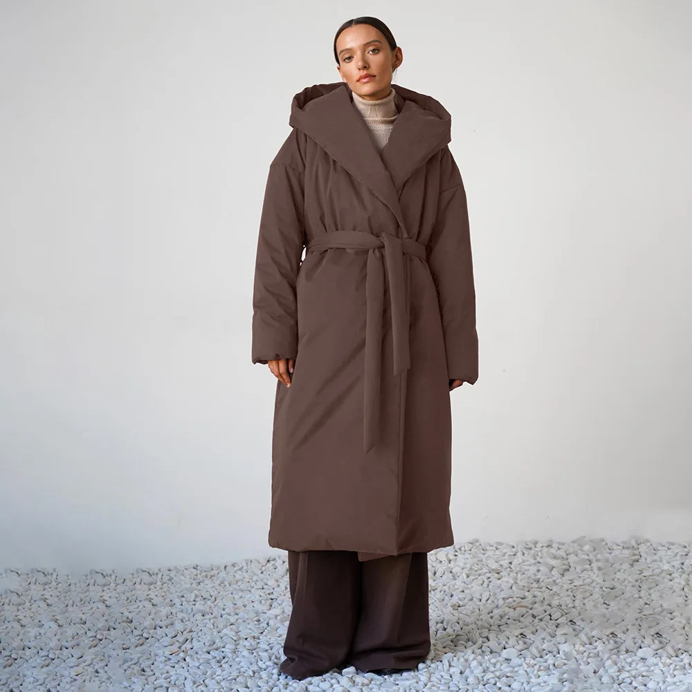 

2025 зимняя новая стильная однотонная удлиненная хлопковая куртка с поясом, теплая хлопковая куртка с капюшоном