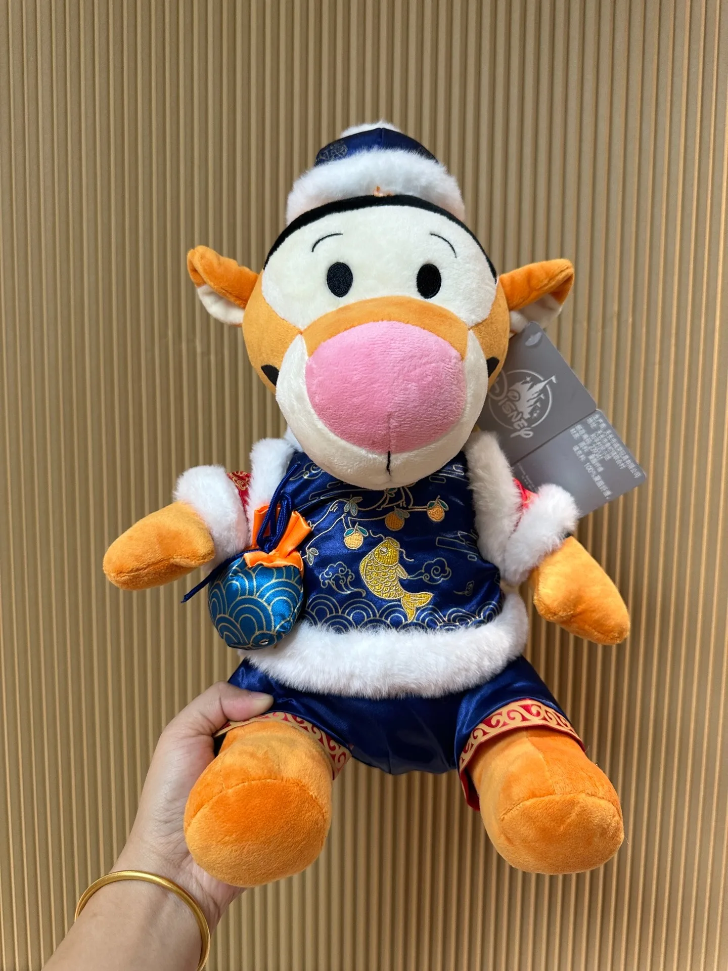

Ограниченная серия Shanghai Disney, плюшевая игрушка Tigger с тематикой кои — детская игрушка, подарок на день рождения и сувенир