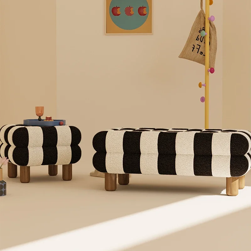 ミニマリストなクリーミーなロースツール - 寝室、メイクアップ、玄関、靴の交換のためのスタイリッシュなチェック柄デザイン 北欧家具