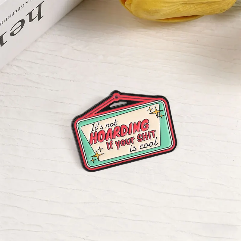 Lustiges Hoarding-Zitat Emaille-Abzeichen: „Es ist kein Hoarding, wenn dein Zeug cool ist“ Retro-Schild-Stil Anstecknadel Metallbrosche Revers-Accessoire Geschenk – Detail 7