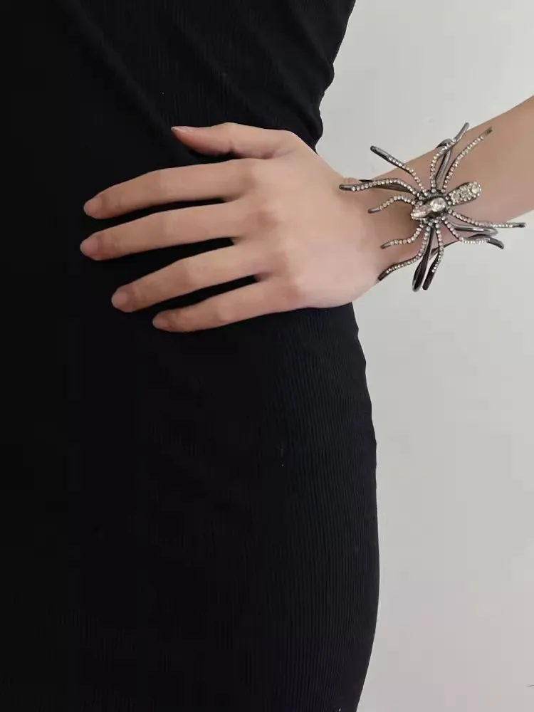 Exaggerated Metal Black Shiny Large Spider Open Bracelets for Women Girls Unique Creative Party Jewelry Accessories New