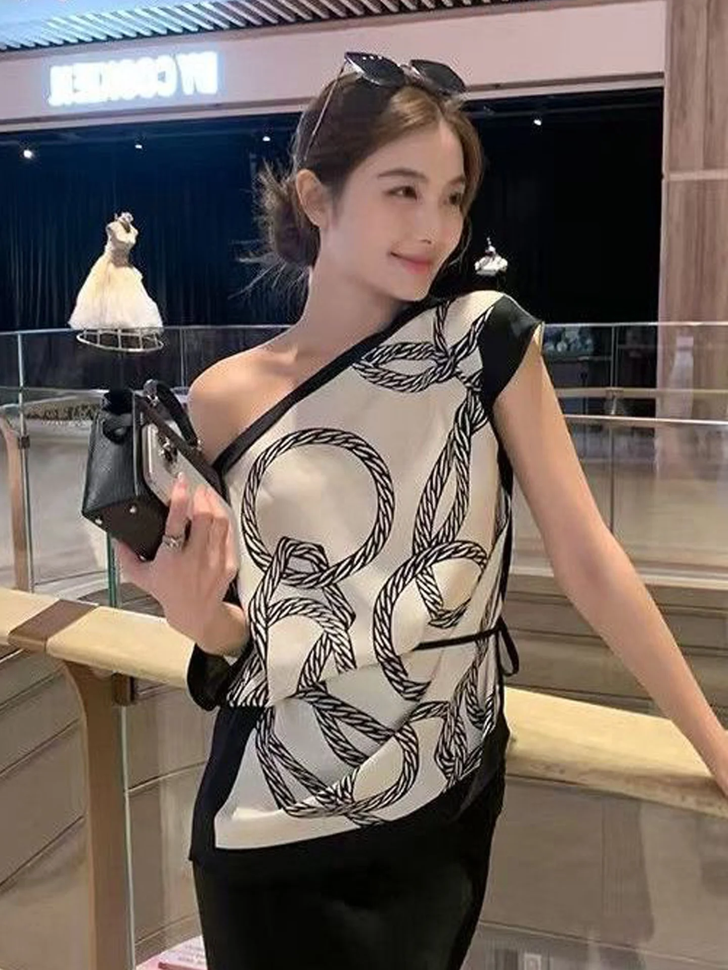 Elegant Shoulder Bared Printed T Shirt Women's Fashion Design Asymmetrical Top Vintage Style Short Sleeve Moisture Wicking