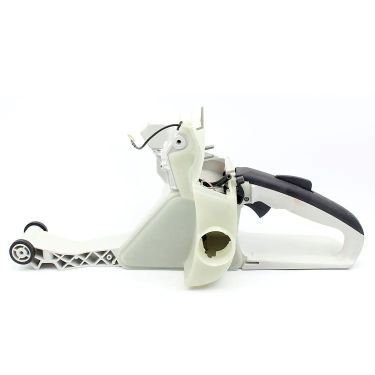 

Подходит для высококачественной бензопилы MS382: интегрированный топливный бак с задней рукояткой