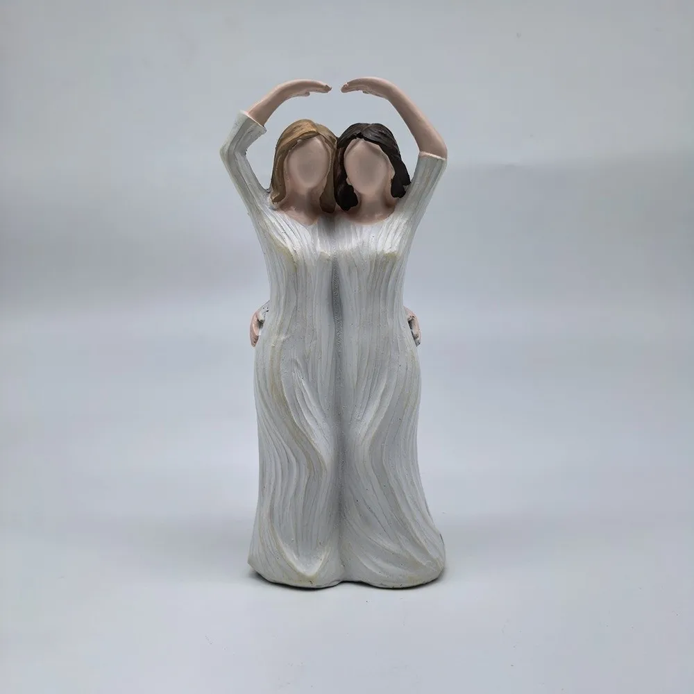 Sister Mother and Daughter Statue Hand-Painte Resin Craft Mom Daughter Finger Heart Sculptures Elegant Modern Family Sculpture
