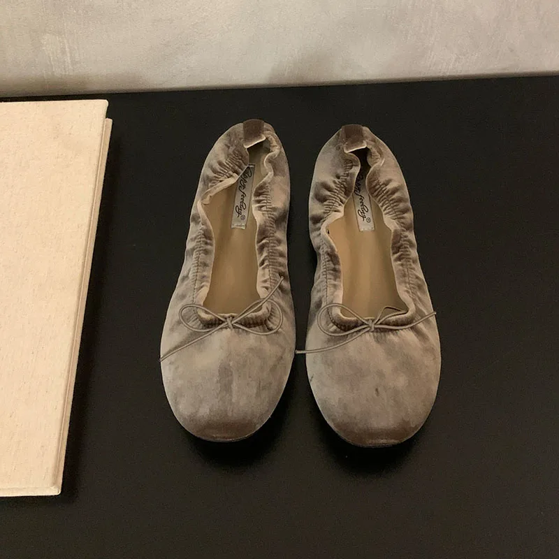 Lässige, weiche, modische Seiden-Ballerinas für Damen, flache Schuhe mit runder Spitze, flache Damenschuhe mit Schmetterlingsknoten, Slip-On-Modelle. – Detail 1