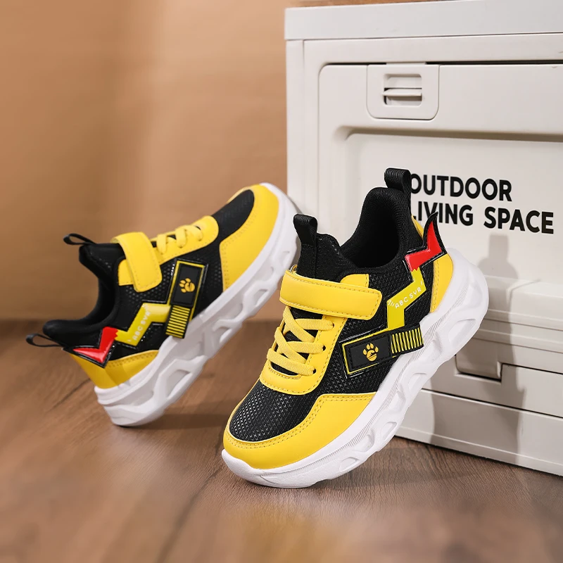 Novos sapatos esportivos infantis respiráveis e antiderrapantes para crianças no outono de 2025, tênis de corrida leves e casuais para meninos