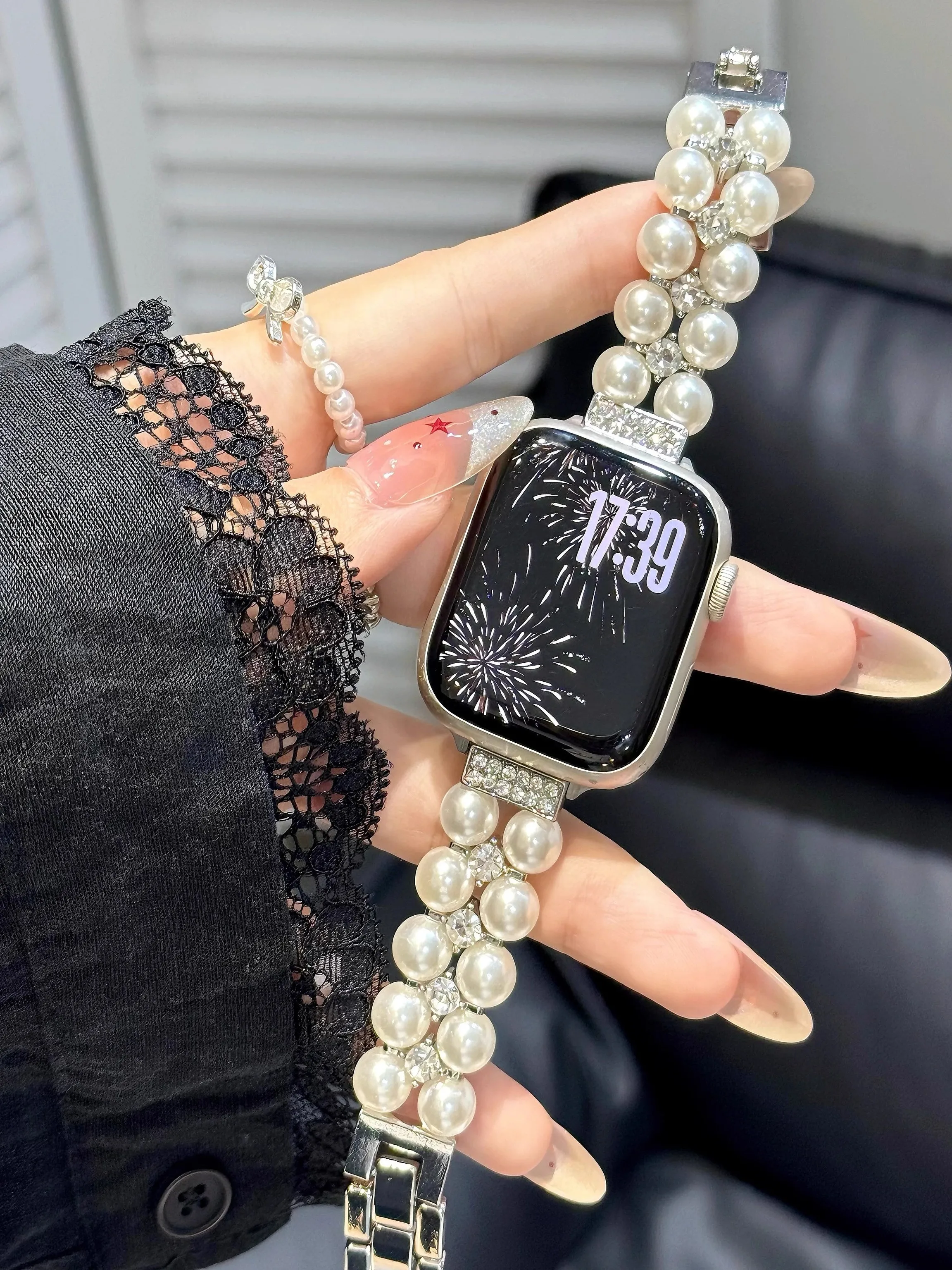 

Compatible with iWatch strap 38mm 40mm 41mm 42mm 44mm 45mm 49mm metal studded diamond fashionable handmade strap