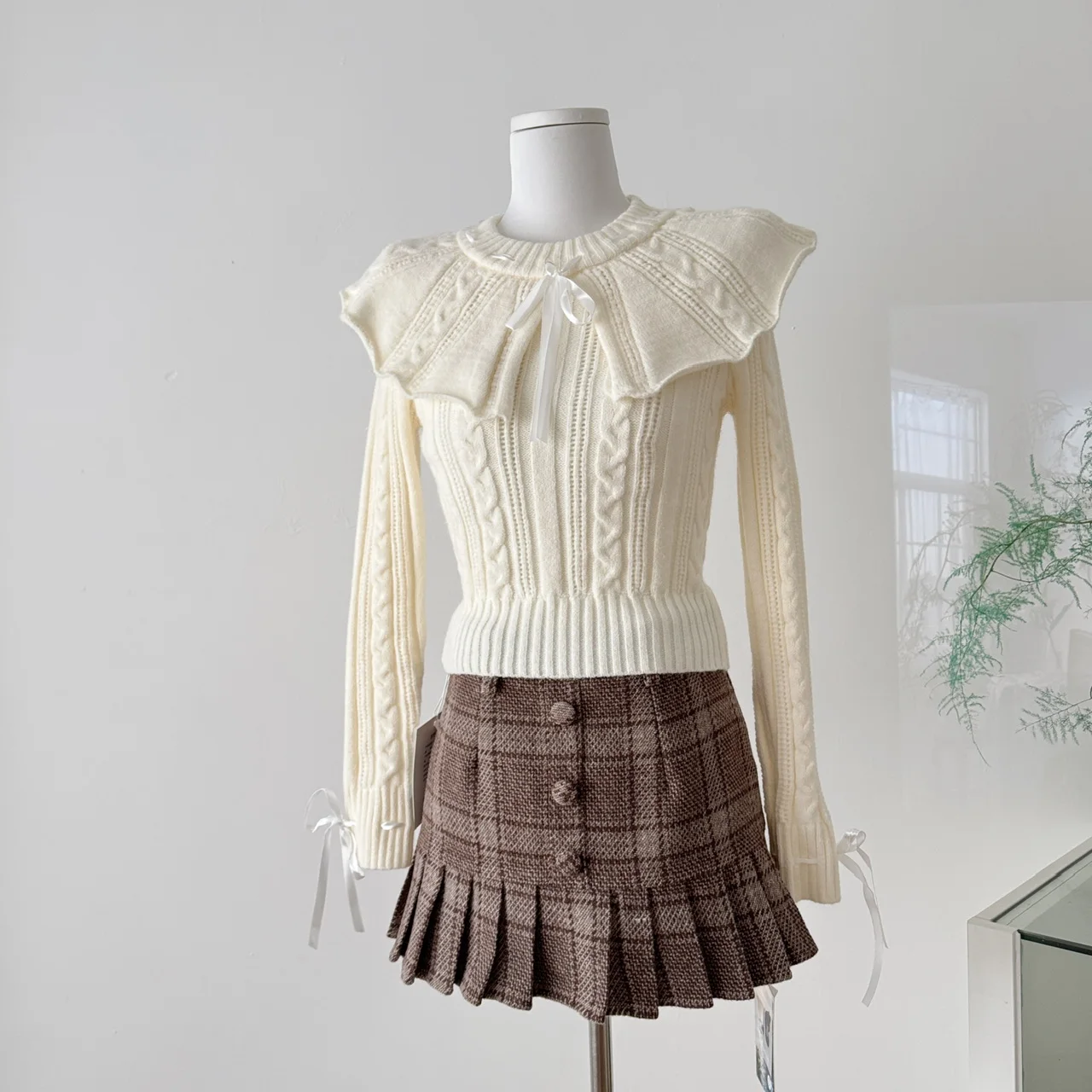 

Новый весенний укороченный пуловер 2026 — нежный кремовый свитер-накидка с бантом, вязаный топ в академическом стиле с кружевной отделкой