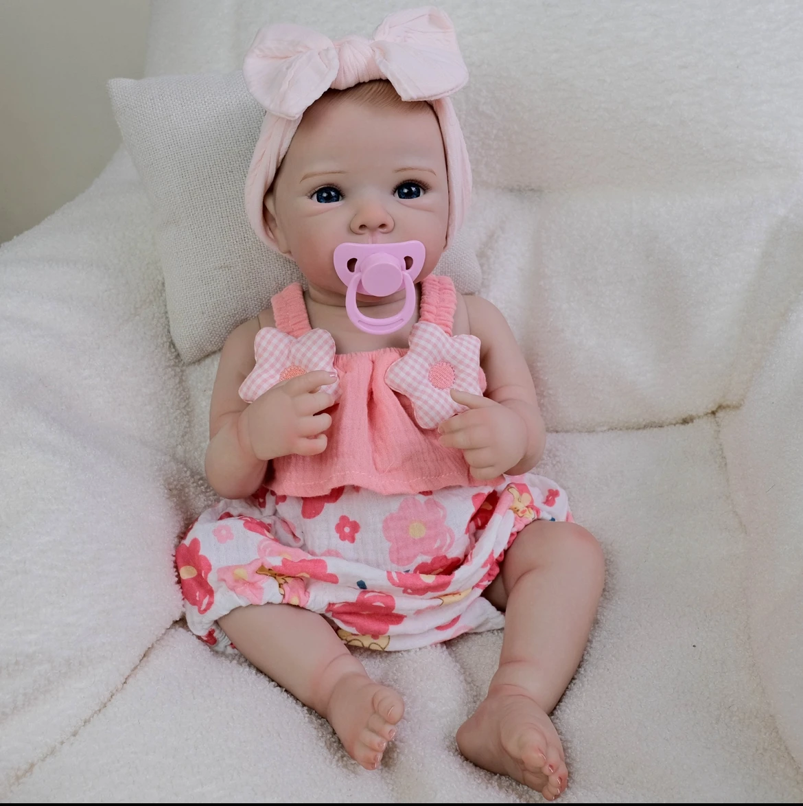 18-calowa lalka Reborn Baby Bettie w różowym rampersie z gwiazdkami, realistyczny noworodek z ręcznie malowanymi żyłkami i ultra miękkim ciałem.