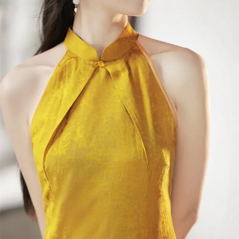 

Золотистый китайский утренний халат-ципао для женщин: обновленный ретро-стиль, национальная элегантность, с открытыми плечами, средней длины