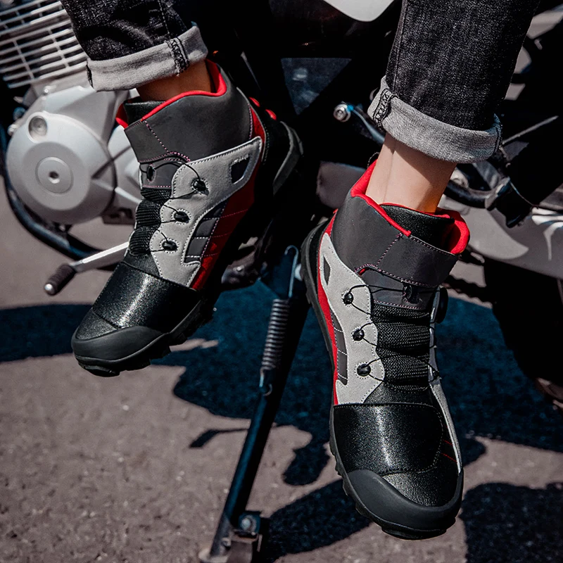 新しいカジュアルプロフェッショナル保護ライディングブーツメンズファッション四季アウトドア快適通気性バイクライディングシューズ