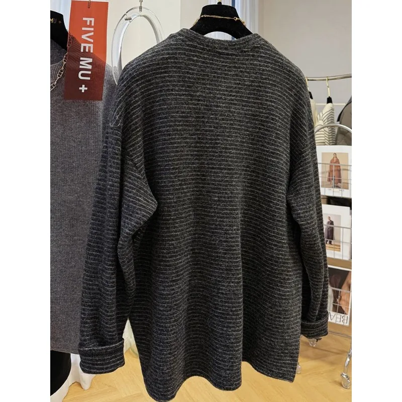 Felpa pullover senza cappello con collo rotondo a righe pelose ricamate a fumetti per donna in camicia base autunnale e invernale