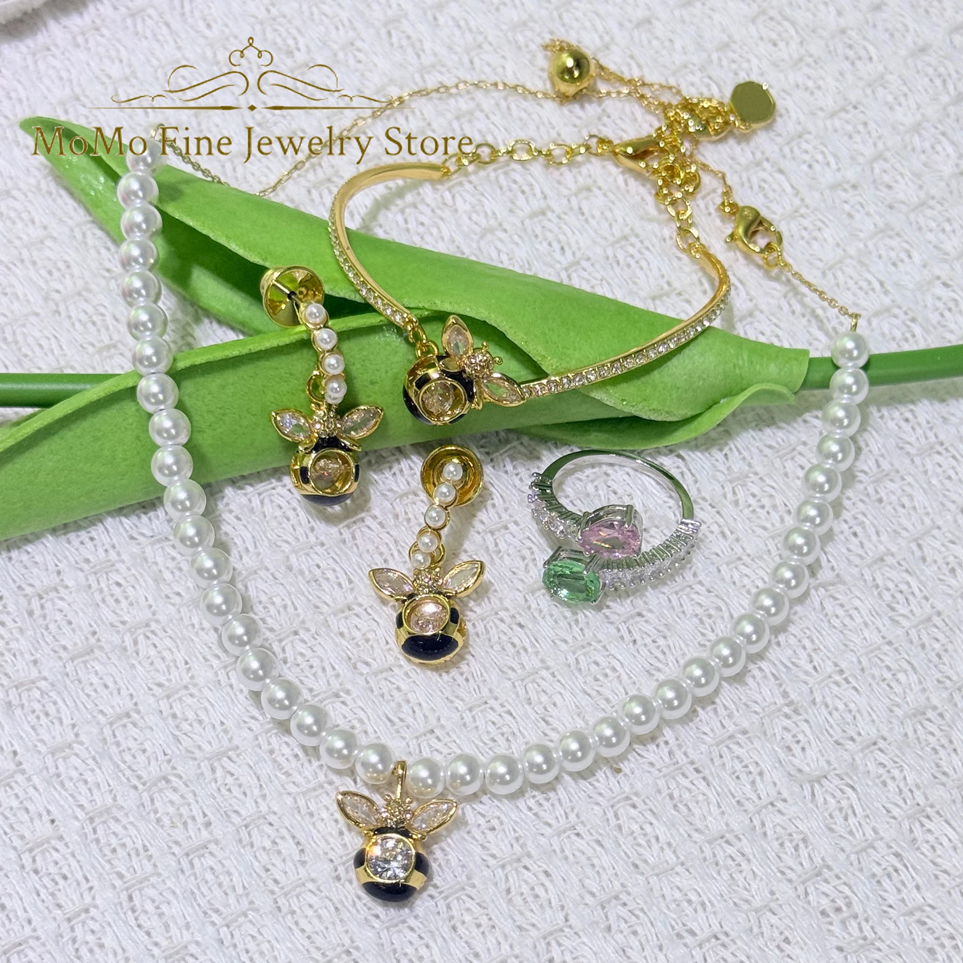

2026 New Trend Exquisite Party Set Charm Gold Bee Crystal Pendant Luxury Necklace Bracelet Ring Earrings Romantic Gift for Women