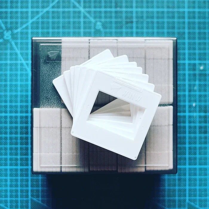 

The camera is equipped with a film negative holder, and the viewer can freely put the film frame.