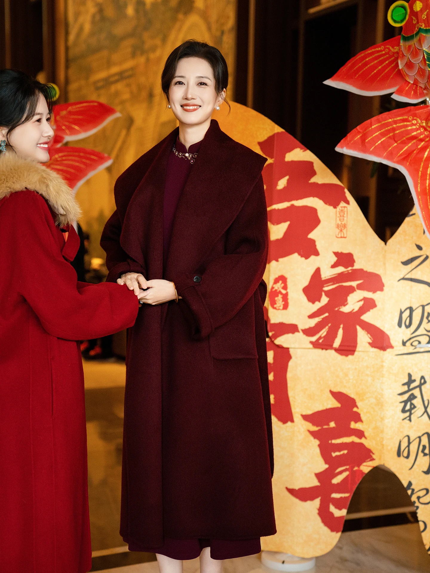 

Красное шерстяное пальто для гостей на свадьбу для женщин старше 35 лет, винтажное, с длинными рукавами, в пол, однотонное, теплое, зимнее.