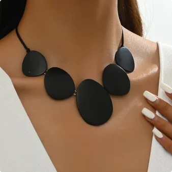 

Fashionable Black Metal Geometric round Piece Necklace Set Irregular Sizes Multiple Connected Pendant Jewelry Accessory
