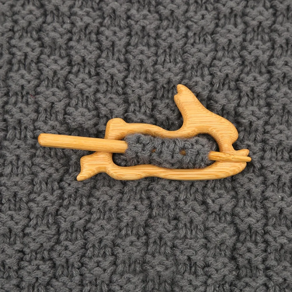 傘を舞う子豚の木製ブローチ、ウサギ、メープルリーフ、動物のセーターピン、カメ、クリスマスツリー、子猫、スカーフ、バックル、セーター