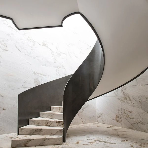 カスタマイズ可能な高級階段デザイン、スチール製ダブルプレートビーム、大理石のステップ、曲線階段、ステンレス鋼の階段手すり付き販売中