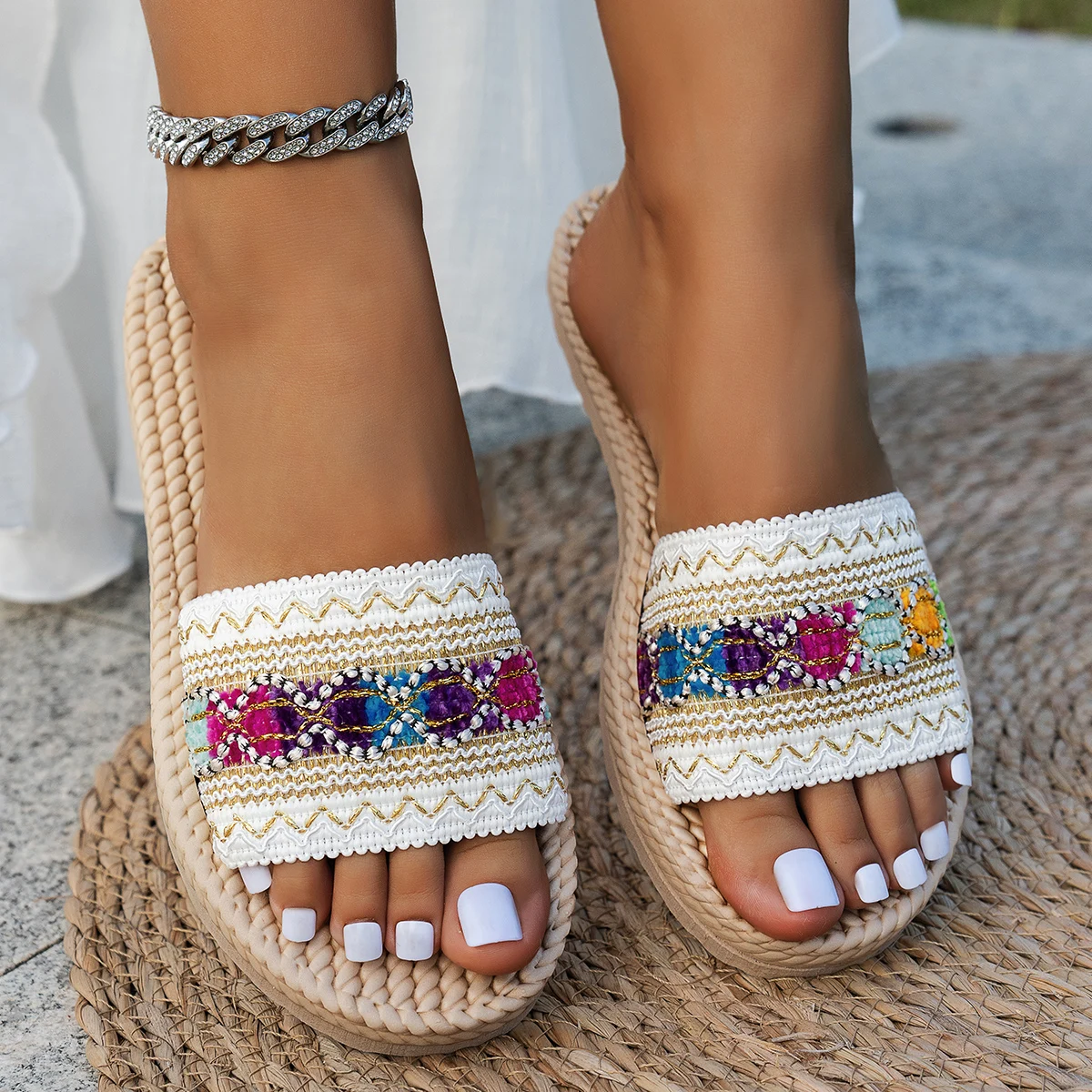 الصيف شرابة كبيرة النعال النساء جولة رئيس شقة القاع النعال صنادل شاطئ عادية مريحة الانزلاق على الأحذية الشرائح النساء