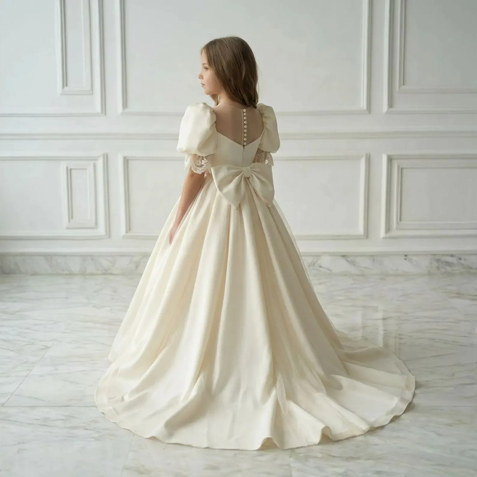 

Girls Satin Wedding Dress Puff Sleeve Lace Pearl Button Flower Girl Dress A-Line Tail Clothes Beauty Pageant Dress Customized