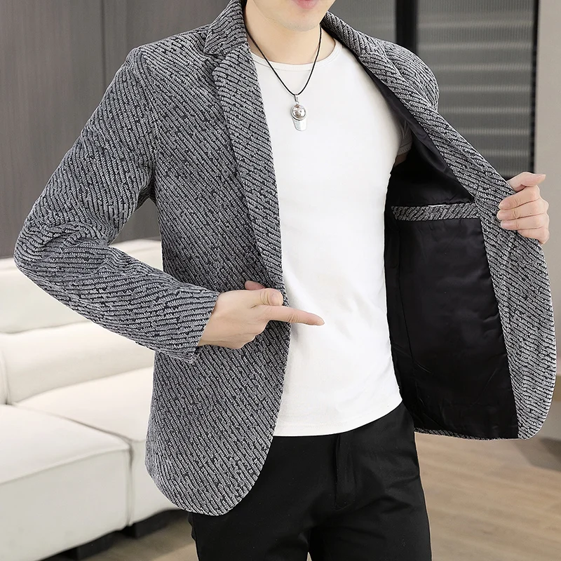 

Новые осенние и зимние костюмы для мужчин – это модно и стильно, с приталенным маленьким костюмом для молодежи и одиночного.