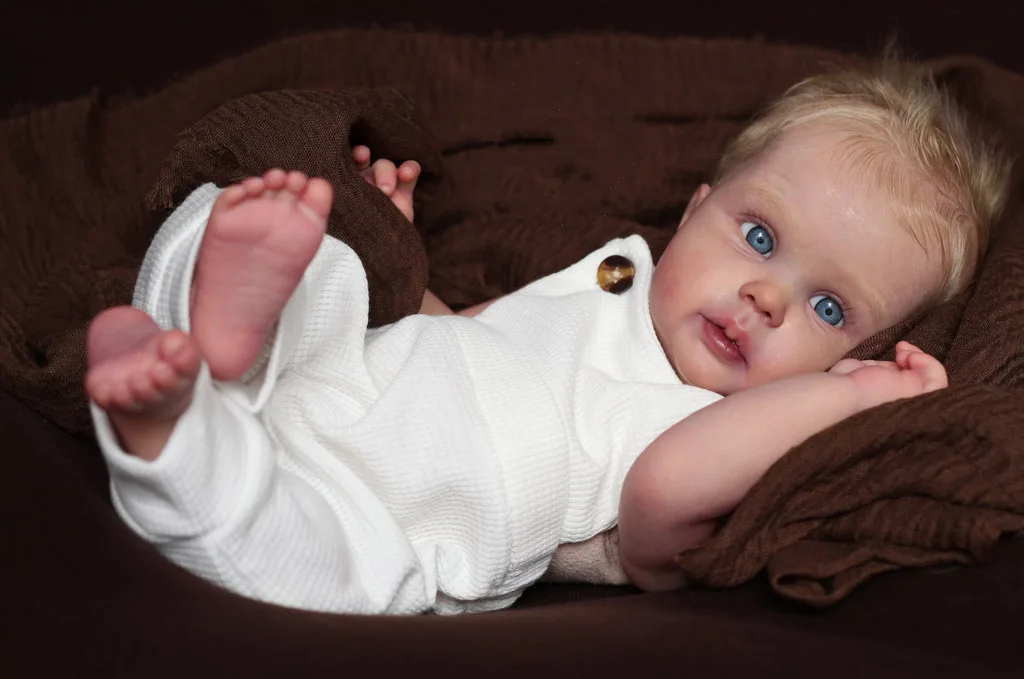 Roberto 19Inch Reborn Doll Kit Onvoltooide Ongeverfde Lege DIY Pop Onderdelen Met Doek lichaam en Willekeurige ogen Collectible Art Doll