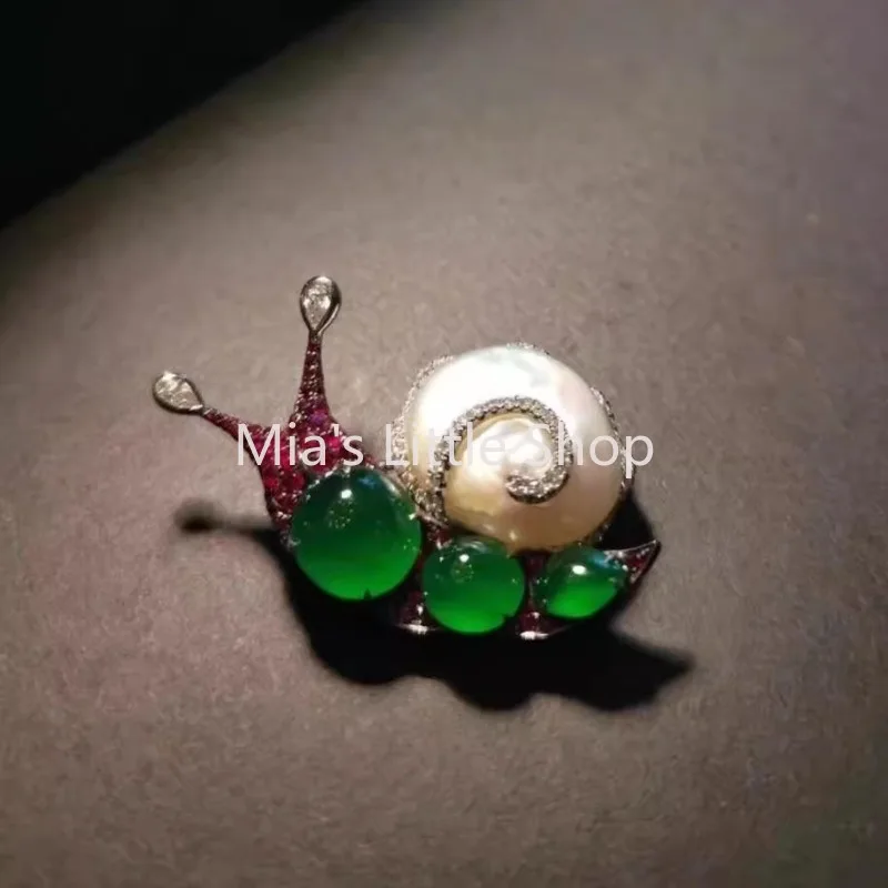 Snail Brooch Exquisite Imitation Jade Cabochon Pin Elegant Badge Versatile Accessory for Cheongsam Clothing Decoration