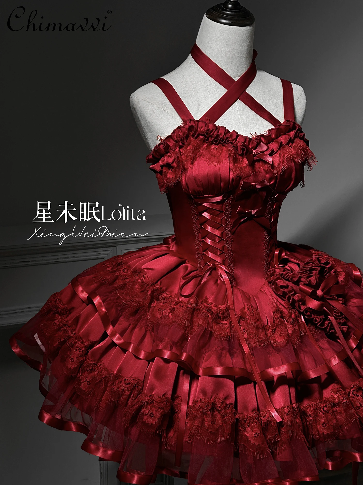 Рисунок 2 - Оригинальное красное платье в готическом