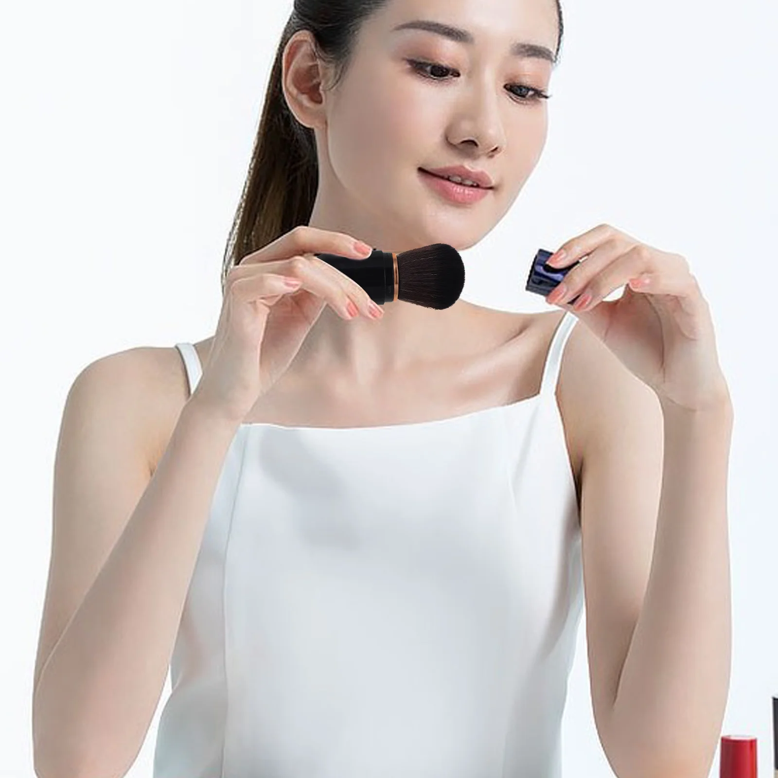 ミニ格納式メイクブラシ チークとハイライター用 旅行に便利な小さなブラシ 頬用 スムーズな仕上がり 軽量ケース