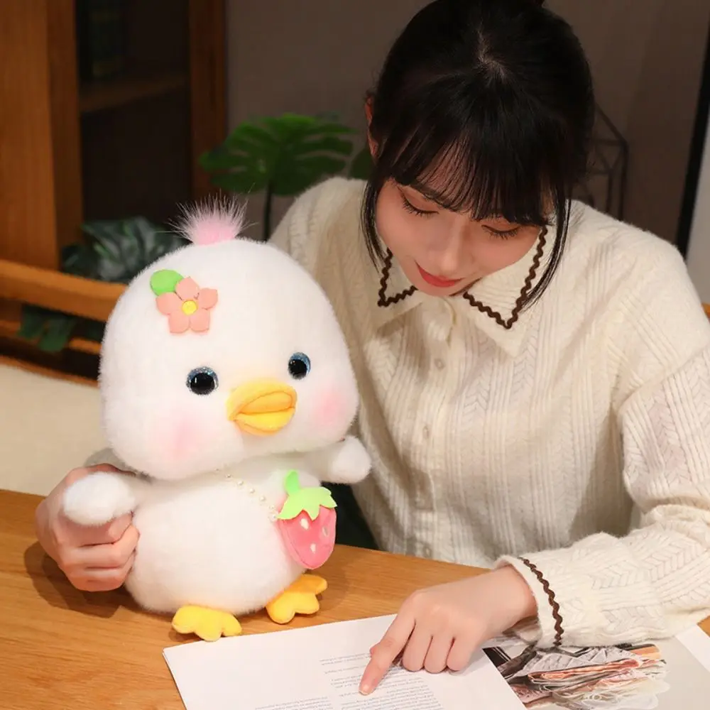 赤ちゃん用睡眠クッション 3D 目が動く 音楽付き アヒル イチゴ型 吊り下げバッグ シミュレーションアヒル 毛深い柔らかい黄色いアヒル人形 子供用