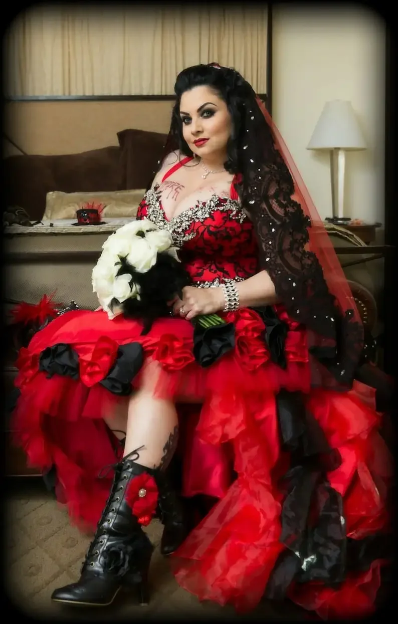 Vampire Red and Black Gothic Wedding Dress with Hand Sewn Rhinestones Flowers Lace Appliques Halter V-Neck High Low Bridal Gown