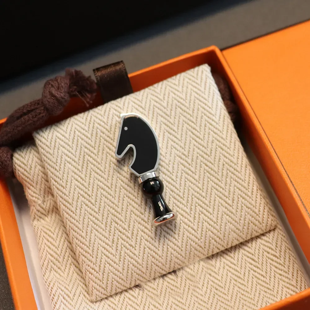 Personalized fashion men and women couple ceramic horse head H enamel chess brooch brooch