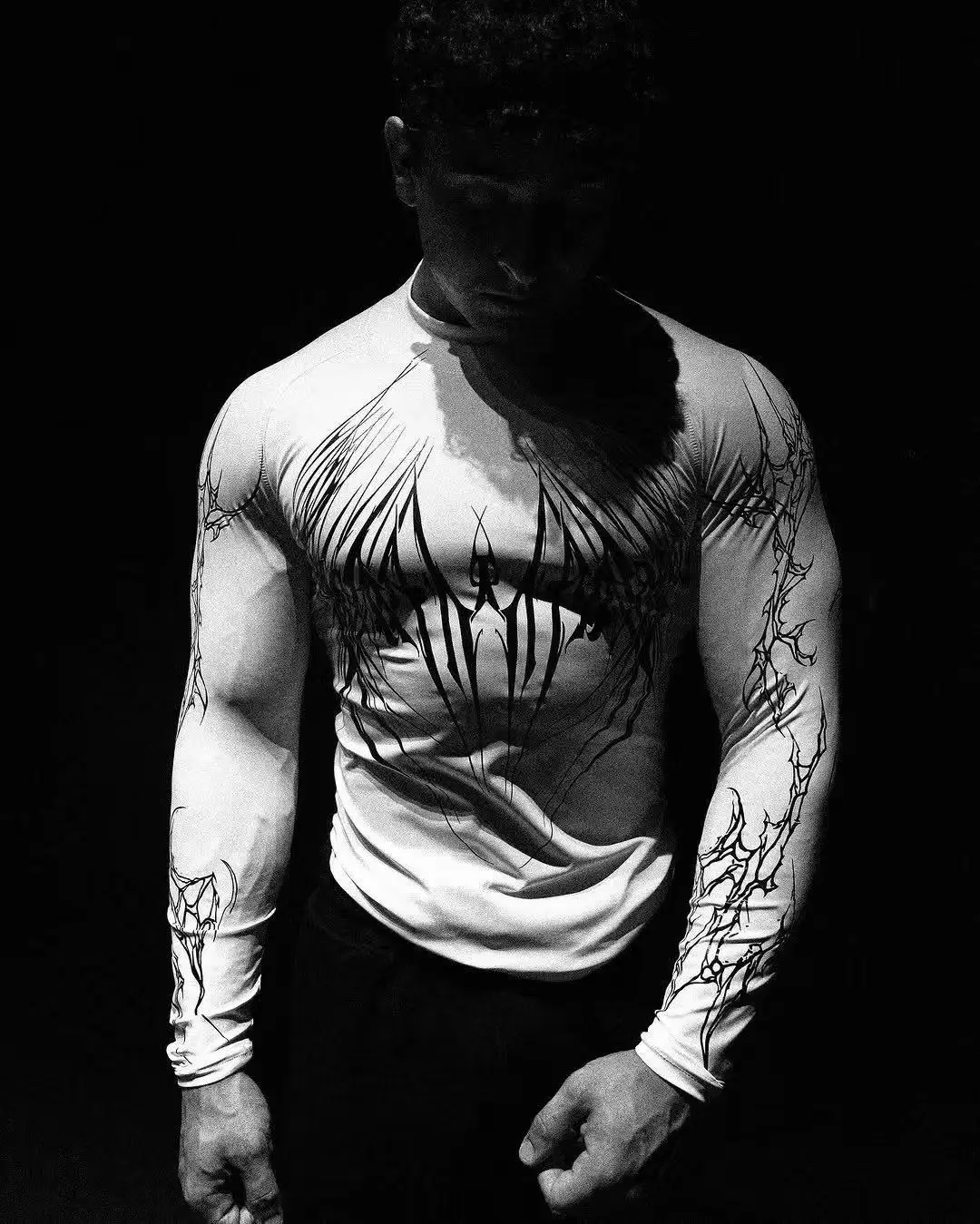 ملابس رجالية جديدة عالية الرقبة مطبوعة ضيقة لتدريب اللياقة البدنية ملابس التجفيف السريع مرنة وقابلة للتنفس لممارسة الرياضة