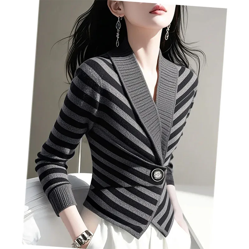 

Популярный в этом году красивый женский свитер, новинка 2025 года, зимний темперамент, ленивый, с высоким смыслом в полоску, модные свитера