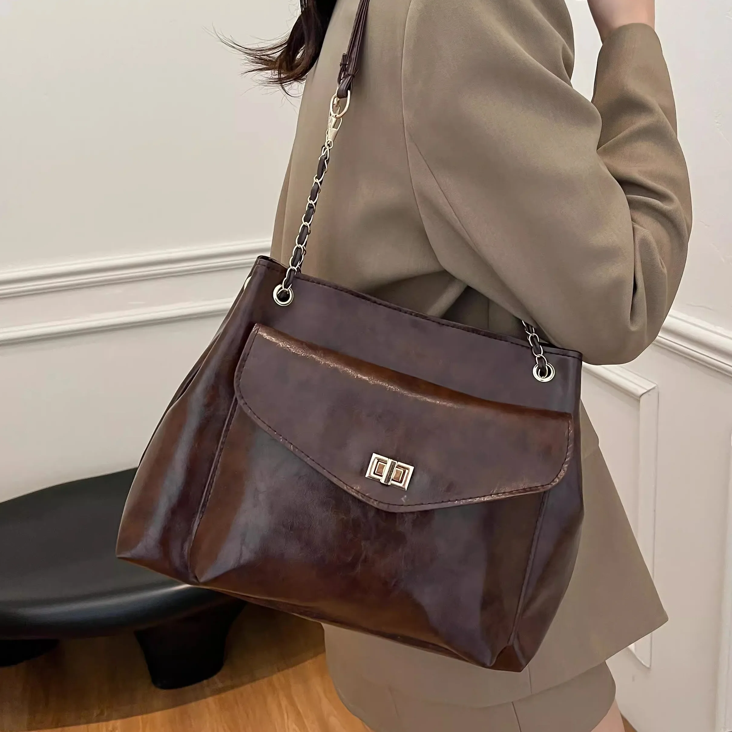 Trendy Large Capacity Women's 2025 New Chain Tote Bag Fashionable Commuter Slant Crossbody Bag Soft Handle British Style