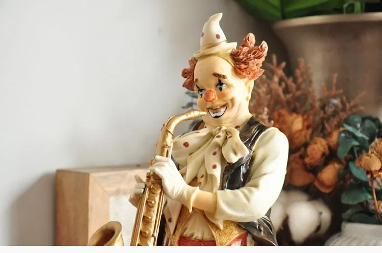 Hand-painted Circus Show Blowing Schacks Clown Statue Sculpture Art Space Decorations Gifts Home Decoration Accessories