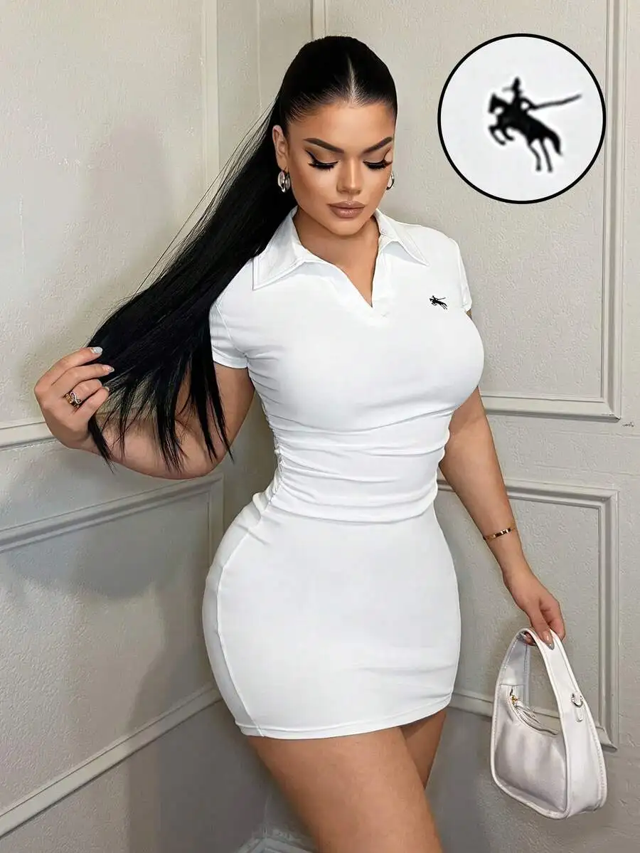 

Белое облегающее мини-платье с воротником-поло, рюшами и небольшим вышитым логотипом