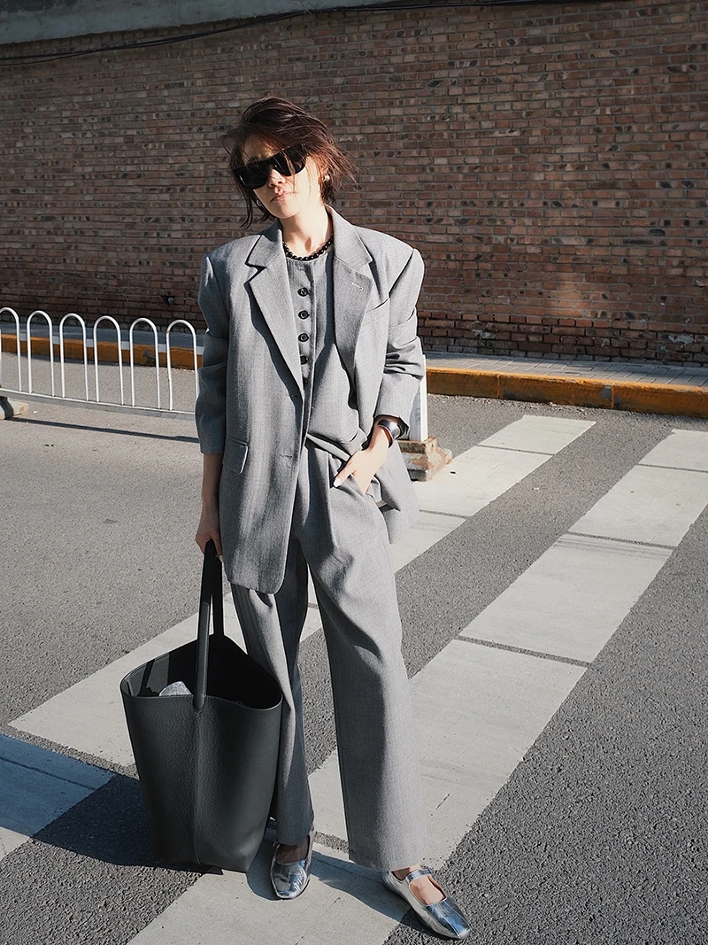 

Шерстяной костюм-тройка: брюки прямого кроя и жилет. Модный и элегантный осенний комплект.