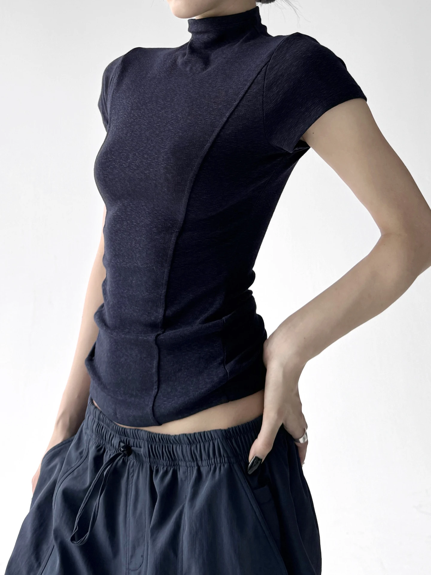 เสื้อยืดแขนยาวผู้หญิง สไตล์หวานซ่อนเปรี้ยว แฟชั่นฤดูใบไม้ร่วง 2025 ลำลอง ใส่เป็นเสื้อตัวในได้ ดีไซน์อเนกประสงค์