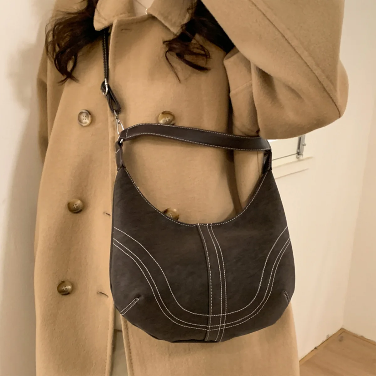 

Stitch Lines Retro Quilted Suede Crossbody Bag Large Capacity Zipper Adjustable Strap Multifunction Daily Commute