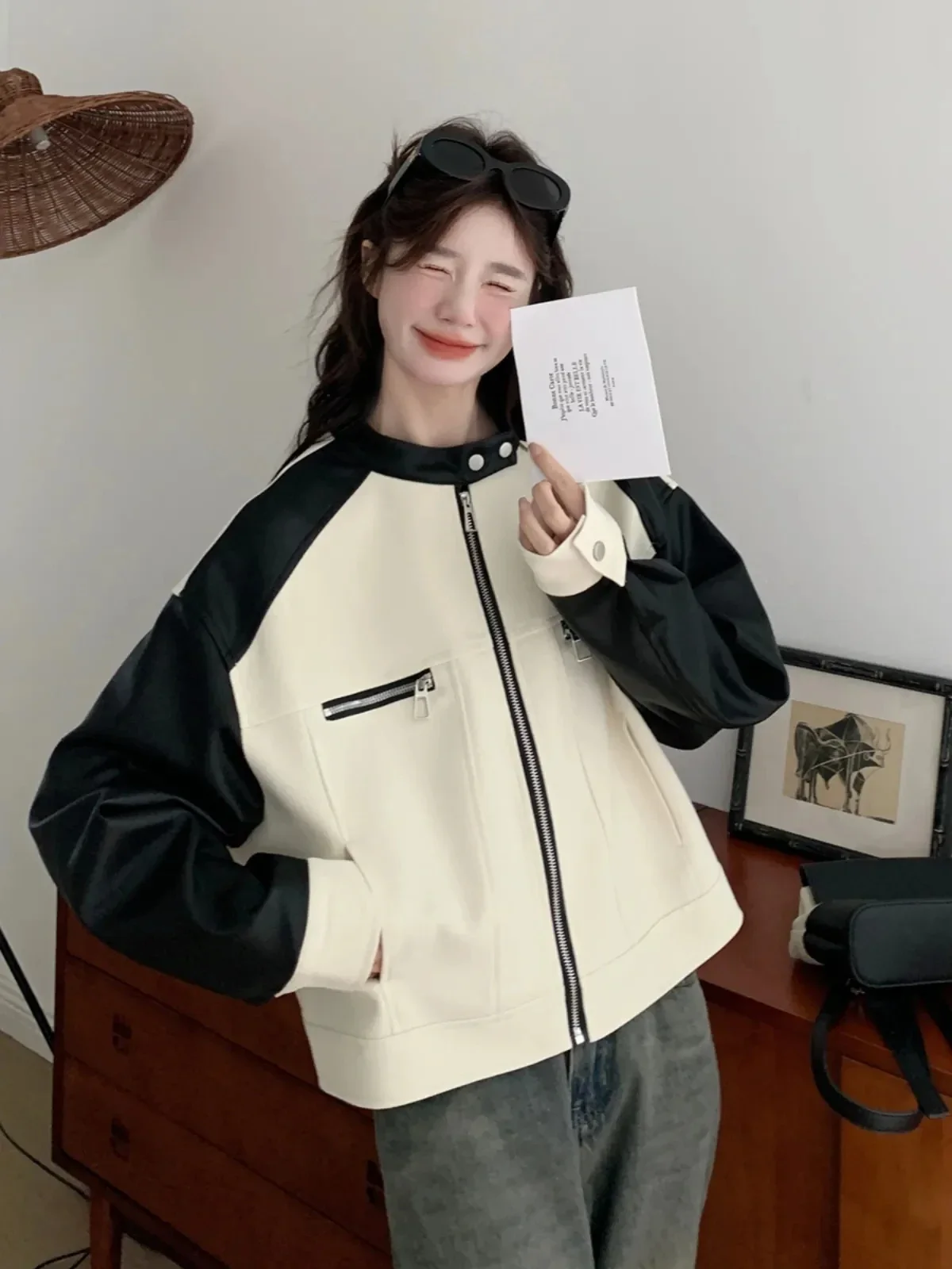 2025年春と秋の女性向け、ポップなホワイトPUレザーのコントラストスプライシングジャケット、ルーズでレトロな爆発的なストリートショートジャケット