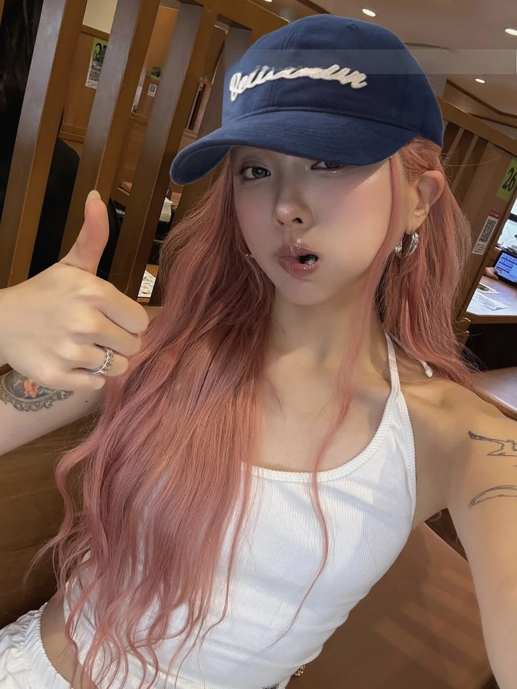 Casual Style Wide Brim Baseball Cap Unisex Blogger Letter Patch Large Logo Duckbill Cap for Men And Women Suitable for All Se...